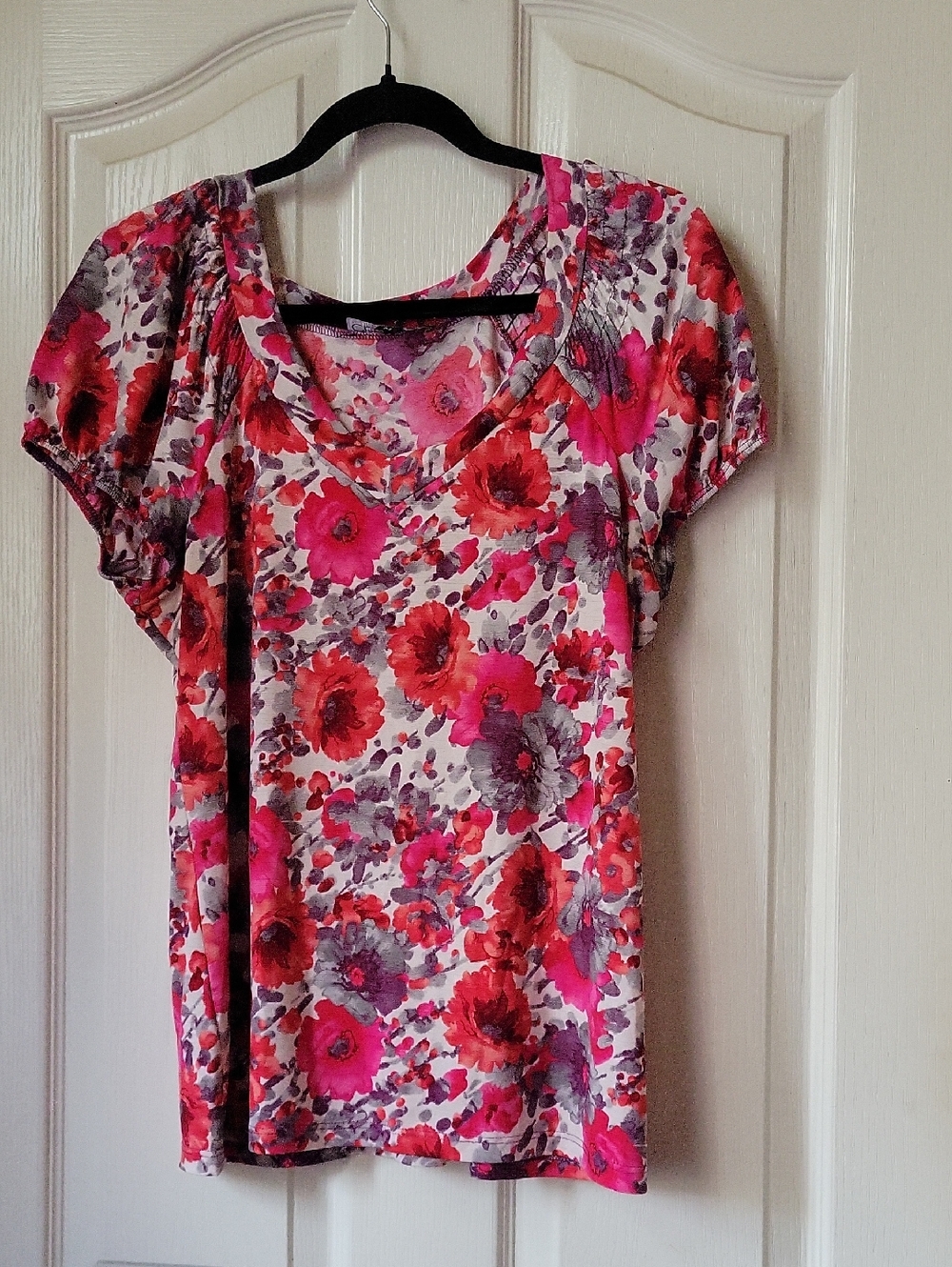 Floral V-Neck Short Sleeve Top in Pink and Red